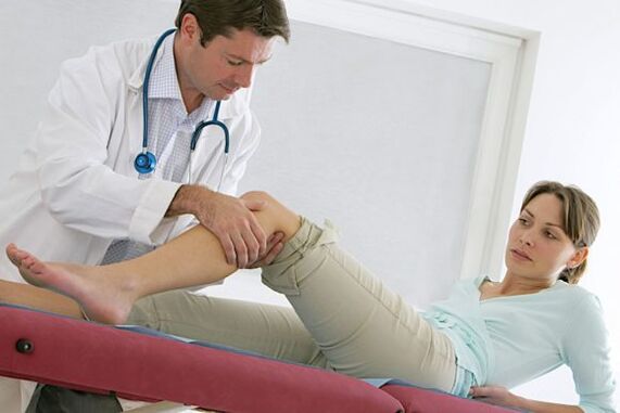 The doctor examines the legs after varicose vein surgery